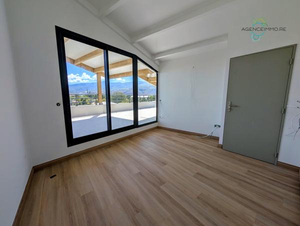 F4 neuf duplex de 87,75m2 avec varangues et terrasses à St Paul