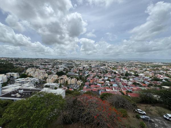 Vue incroyable avec potentiel locatif et parking