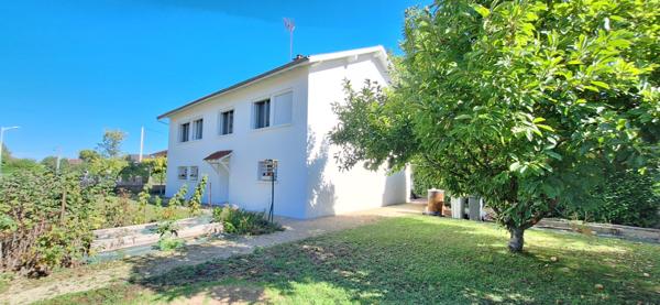 Charmante Maison à Vendre à Bourg-en-Bresse - 5 pièces  3 ch  avec 737 m2  de terrain .