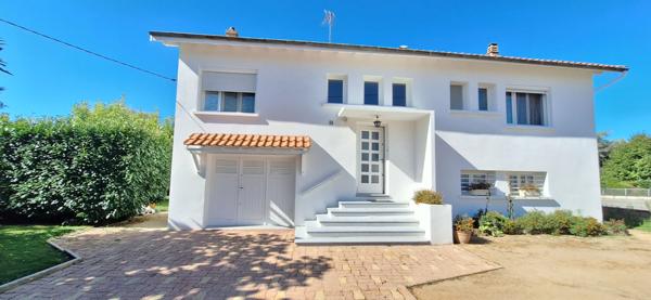 Charmante Maison à Vendre à Bourg-en-Bresse - 5 pièces  3 ch  avec 737 m2  de terrain .