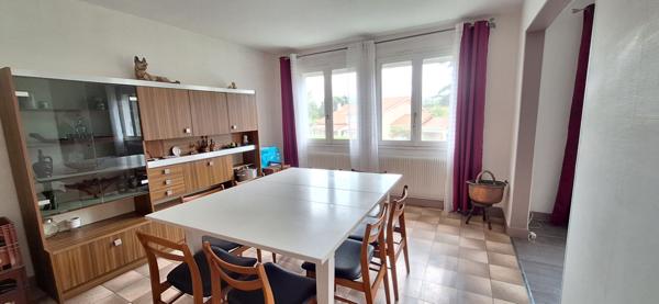 Charmante Maison à Vendre à Bourg-en-Bresse - 5 pièces  3 ch  avec 737 m2  de terrain .