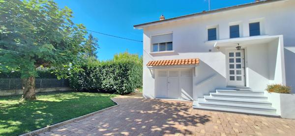 Charmante Maison à Vendre à Bourg-en-Bresse - 5 pièces  3 ch  avec 737 m2  de terrain .