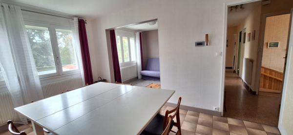 Charmante Maison à Vendre à Bourg-en-Bresse - 5 pièces  3 ch  avec 737 m2  de terrain .