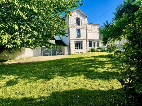 Idéalement située en plein cœur de ville, cette belle maison bénéficie d’un emplacement exceptionnel à seulement 2 minutes à pied de la gare (ligne J, direction Paris Saint-Lazare), des commerces, des écoles, du collège et du lycée. Toutes les commodités sont accessibles à pied.

D’une surface généreuse et parfaitement agencée, elle se compose :

Rez-de-chaussée
● Une vaste entrée avec garde-manger et WC.
● Une seconde entrée pouvant faire office de petit salon ou bureau d’environ 12 m².
● Un lumineux salon-séjour de 30 m².
● Une cuisine indépendante de 16 m².

Premier étage
● Un vaste couloir de distribution.
● Trois belles chambres d’environ 15 m² chacune.
● Une salle d’eau de 6 m²
● Un WC indépendant

Deuxième étage
●  Un agréable couloir desservant l’ensemble des pièces.
● Trois chambres supplémentaires d’environ 15 m² chacune.
● Une salle de bains.
●Un WC indépendant.

Sous-sol total
● Buanderie.
● Cave à vin.
● Chaufferie.
● Pièce de stockage.

Dépendances et annexes
● Une dépendance aménagée en studio de 27m² (loué 400€/moi)
●  Deux ateliers de 23 m² et 15m²
● Garage de 17 m².

La maison est raccordée au tout-à-l’égout et bénéficie d’une toiture entièrement refaite.

Un véritable atout : revenu locatif immédiat
Vous profiterez également d’un logement indépendant de type F1 meublé d’environ 27 m², actuellement loué, générant un revenu annuel de 4 800 €.

Extérieurs
Rare en centre-ville, la propriété dispose d’un magnifique jardin clos de 513 m², sans vis-à-vis, offrant calme, intimité et un cadre de vie privilégié.
Les points forts
✔ Emplacement hyper centre-ville ✔ Gare ligne J à 2 minutes à pied (Paris Saint-Lazare) ✔ 6 chambres réparties sur deux niveaux ✔ Sous-sol total ✔ Deux ateliers et garage ✔ Toiture récente ✔ Logement indépendant avec revenu locatif ✔ Jardin de 513 m² sans vis-à-vis
Une propriété aux multiples possibilités : grande maison familiale, activité de chambres d’hôtes, investissement locatif ou projet de colocation grâce à sa distribution particulièrement fonctionnelle.