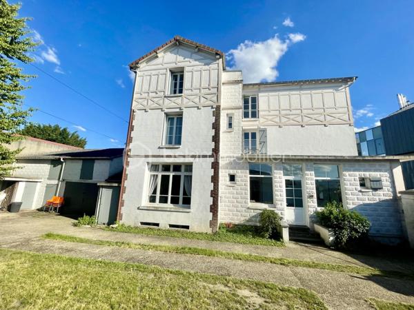 Idéalement située en plein cœur de ville, cette belle maison bénéficie d’un emplacement exceptionnel à seulement 2 minutes à pied de la gare (ligne J, direction Paris Saint-Lazare), des commerces, des écoles, du collège et du lycée. Toutes les commodités sont accessibles à pied.

D’une surface généreuse et parfaitement agencée, elle se compose :

Rez-de-chaussée
● Une vaste entrée avec garde-manger et WC.
● Une seconde entrée pouvant faire office de petit salon ou bureau d’environ 12 m².
● Un lumineux salon-séjour de 30 m².
● Une cuisine indépendante de 16 m².

Premier étage
● Un vaste couloir de distribution.
● Trois belles chambres d’environ 15 m² chacune.
● Une salle d’eau de 6 m²
● Un WC indépendant

Deuxième étage
●  Un agréable couloir desservant l’ensemble des pièces.
● Trois chambres supplémentaires d’environ 15 m² chacune.
● Une salle de bains.
●Un WC indépendant.

Sous-sol total
● Buanderie.
● Cave à vin.
● Chaufferie.
● Pièce de stockage.

Dépendances et annexes
● Une dépendance aménagée en studio de 27m² (loué 400€/moi)
●  Deux ateliers de 23 m² et 15m²
● Garage de 17 m².

La maison est raccordée au tout-à-l’égout et bénéficie d’une toiture entièrement refaite.

Un véritable atout : revenu locatif immédiat
Vous profiterez également d’un logement indépendant de type F1 meublé d’environ 27 m², actuellement loué, générant un revenu annuel de 4 800 €.

Extérieurs
Rare en centre-ville, la propriété dispose d’un magnifique jardin clos de 513 m², sans vis-à-vis, offrant calme, intimité et un cadre de vie privilégié.
Les points forts
✔ Emplacement hyper centre-ville ✔ Gare ligne J à 2 minutes à pied (Paris Saint-Lazare) ✔ 6 chambres réparties sur deux niveaux ✔ Sous-sol total ✔ Deux ateliers et garage ✔ Toiture récente ✔ Logement indépendant avec revenu locatif ✔ Jardin de 513 m² sans vis-à-vis
Une propriété aux multiples possibilités : grande maison familiale, activité de chambres d’hôtes, investissement locatif ou projet de colocation grâce à sa distribution particulièrement fonctionnelle.