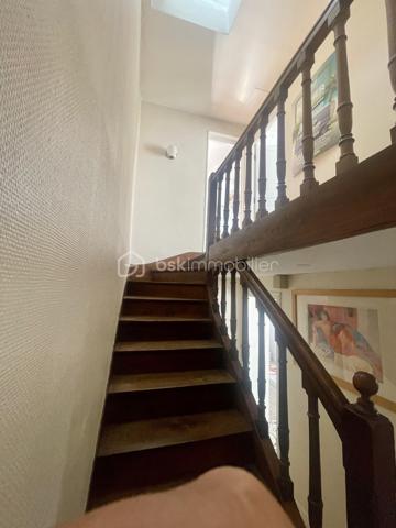Idéalement située en plein cœur de ville, cette belle maison bénéficie d’un emplacement exceptionnel à seulement 2 minutes à pied de la gare (ligne J, direction Paris Saint-Lazare), des commerces, des écoles, du collège et du lycée. Toutes les commodités sont accessibles à pied.

D’une surface généreuse et parfaitement agencée, elle se compose :

Rez-de-chaussée
● Une vaste entrée avec garde-manger et WC.
● Une seconde entrée pouvant faire office de petit salon ou bureau d’environ 12 m².
● Un lumineux salon-séjour de 30 m².
● Une cuisine indépendante de 16 m².

Premier étage
● Un vaste couloir de distribution.
● Trois belles chambres d’environ 15 m² chacune.
● Une salle d’eau de 6 m²
● Un WC indépendant

Deuxième étage
●  Un agréable couloir desservant l’ensemble des pièces.
● Trois chambres supplémentaires d’environ 15 m² chacune.
● Une salle de bains.
●Un WC indépendant.

Sous-sol total
● Buanderie.
● Cave à vin.
● Chaufferie.
● Pièce de stockage.

Dépendances et annexes
● Une dépendance aménagée en studio de 27m² (loué 400€/moi)
●  Deux ateliers de 23 m² et 15m²
● Garage de 17 m².

La maison est raccordée au tout-à-l’égout et bénéficie d’une toiture entièrement refaite.

Un véritable atout : revenu locatif immédiat
Vous profiterez également d’un logement indépendant de type F1 meublé d’environ 27 m², actuellement loué, générant un revenu annuel de 4 800 €.

Extérieurs
Rare en centre-ville, la propriété dispose d’un magnifique jardin clos de 513 m², sans vis-à-vis, offrant calme, intimité et un cadre de vie privilégié.
Les points forts
✔ Emplacement hyper centre-ville ✔ Gare ligne J à 2 minutes à pied (Paris Saint-Lazare) ✔ 6 chambres réparties sur deux niveaux ✔ Sous-sol total ✔ Deux ateliers et garage ✔ Toiture récente ✔ Logement indépendant avec revenu locatif ✔ Jardin de 513 m² sans vis-à-vis
Une propriété aux multiples possibilités : grande maison familiale, activité de chambres d’hôtes, investissement locatif ou projet de colocation grâce à sa distribution particulièrement fonctionnelle.