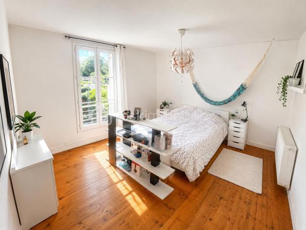 Idéalement située en plein cœur de ville, cette belle maison bénéficie d’un emplacement exceptionnel à seulement 2 minutes à pied de la gare (ligne J, direction Paris Saint-Lazare), des commerces, des écoles, du collège et du lycée. Toutes les commodités sont accessibles à pied.

D’une surface généreuse et parfaitement agencée, elle se compose :

Rez-de-chaussée
● Une vaste entrée avec garde-manger et WC.
● Une seconde entrée pouvant faire office de petit salon ou bureau d’environ 12 m².
● Un lumineux salon-séjour de 30 m².
● Une cuisine indépendante de 16 m².

Premier étage
● Un vaste couloir de distribution.
● Trois belles chambres d’environ 15 m² chacune.
● Une salle d’eau de 6 m²
● Un WC indépendant

Deuxième étage
●  Un agréable couloir desservant l’ensemble des pièces.
● Trois chambres supplémentaires d’environ 15 m² chacune.
● Une salle de bains.
●Un WC indépendant.

Sous-sol total
● Buanderie.
● Cave à vin.
● Chaufferie.
● Pièce de stockage.

Dépendances et annexes
● Une dépendance aménagée en studio de 27m² (loué 400€/moi)
●  Deux ateliers de 23 m² et 15m²
● Garage de 17 m².

La maison est raccordée au tout-à-l’égout et bénéficie d’une toiture entièrement refaite.

Un véritable atout : revenu locatif immédiat
Vous profiterez également d’un logement indépendant de type F1 meublé d’environ 27 m², actuellement loué, générant un revenu annuel de 4 800 €.

Extérieurs
Rare en centre-ville, la propriété dispose d’un magnifique jardin clos de 513 m², sans vis-à-vis, offrant calme, intimité et un cadre de vie privilégié.
Les points forts
✔ Emplacement hyper centre-ville ✔ Gare ligne J à 2 minutes à pied (Paris Saint-Lazare) ✔ 6 chambres réparties sur deux niveaux ✔ Sous-sol total ✔ Deux ateliers et garage ✔ Toiture récente ✔ Logement indépendant avec revenu locatif ✔ Jardin de 513 m² sans vis-à-vis
Une propriété aux multiples possibilités : grande maison familiale, activité de chambres d’hôtes, investissement locatif ou projet de colocation grâce à sa distribution particulièrement fonctionnelle.