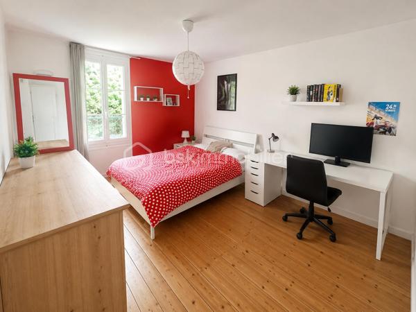 Idéalement située en plein cœur de ville, cette belle maison bénéficie d’un emplacement exceptionnel à seulement 2 minutes à pied de la gare (ligne J, direction Paris Saint-Lazare), des commerces, des écoles, du collège et du lycée. Toutes les commodités sont accessibles à pied.

D’une surface généreuse et parfaitement agencée, elle se compose :

Rez-de-chaussée
● Une vaste entrée avec garde-manger et WC.
● Une seconde entrée pouvant faire office de petit salon ou bureau d’environ 12 m².
● Un lumineux salon-séjour de 30 m².
● Une cuisine indépendante de 16 m².

Premier étage
● Un vaste couloir de distribution.
● Trois belles chambres d’environ 15 m² chacune.
● Une salle d’eau de 6 m²
● Un WC indépendant

Deuxième étage
●  Un agréable couloir desservant l’ensemble des pièces.
● Trois chambres supplémentaires d’environ 15 m² chacune.
● Une salle de bains.
●Un WC indépendant.

Sous-sol total
● Buanderie.
● Cave à vin.
● Chaufferie.
● Pièce de stockage.

Dépendances et annexes
● Une dépendance aménagée en studio de 27m² (loué 400€/moi)
●  Deux ateliers de 23 m² et 15m²
● Garage de 17 m².

La maison est raccordée au tout-à-l’égout et bénéficie d’une toiture entièrement refaite.

Un véritable atout : revenu locatif immédiat
Vous profiterez également d’un logement indépendant de type F1 meublé d’environ 27 m², actuellement loué, générant un revenu annuel de 4 800 €.

Extérieurs
Rare en centre-ville, la propriété dispose d’un magnifique jardin clos de 513 m², sans vis-à-vis, offrant calme, intimité et un cadre de vie privilégié.
Les points forts
✔ Emplacement hyper centre-ville ✔ Gare ligne J à 2 minutes à pied (Paris Saint-Lazare) ✔ 6 chambres réparties sur deux niveaux ✔ Sous-sol total ✔ Deux ateliers et garage ✔ Toiture récente ✔ Logement indépendant avec revenu locatif ✔ Jardin de 513 m² sans vis-à-vis
Une propriété aux multiples possibilités : grande maison familiale, activité de chambres d’hôtes, investissement locatif ou projet de colocation grâce à sa distribution particulièrement fonctionnelle.