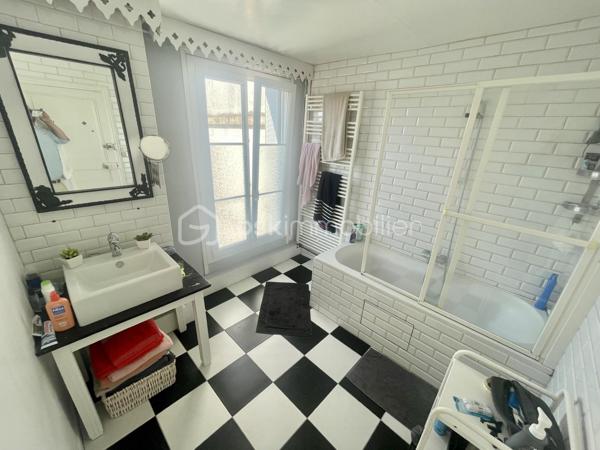 Idéalement située en plein cœur de ville, cette belle maison bénéficie d’un emplacement exceptionnel à seulement 2 minutes à pied de la gare (ligne J, direction Paris Saint-Lazare), des commerces, des écoles, du collège et du lycée. Toutes les commodités sont accessibles à pied.

D’une surface généreuse et parfaitement agencée, elle se compose :

Rez-de-chaussée
● Une vaste entrée avec garde-manger et WC.
● Une seconde entrée pouvant faire office de petit salon ou bureau d’environ 12 m².
● Un lumineux salon-séjour de 30 m².
● Une cuisine indépendante de 16 m².

Premier étage
● Un vaste couloir de distribution.
● Trois belles chambres d’environ 15 m² chacune.
● Une salle d’eau de 6 m²
● Un WC indépendant

Deuxième étage
●  Un agréable couloir desservant l’ensemble des pièces.
● Trois chambres supplémentaires d’environ 15 m² chacune.
● Une salle de bains.
●Un WC indépendant.

Sous-sol total
● Buanderie.
● Cave à vin.
● Chaufferie.
● Pièce de stockage.

Dépendances et annexes
● Une dépendance aménagée en studio de 27m² (loué 400€/moi)
●  Deux ateliers de 23 m² et 15m²
● Garage de 17 m².

La maison est raccordée au tout-à-l’égout et bénéficie d’une toiture entièrement refaite.

Un véritable atout : revenu locatif immédiat
Vous profiterez également d’un logement indépendant de type F1 meublé d’environ 27 m², actuellement loué, générant un revenu annuel de 4 800 €.

Extérieurs
Rare en centre-ville, la propriété dispose d’un magnifique jardin clos de 513 m², sans vis-à-vis, offrant calme, intimité et un cadre de vie privilégié.
Les points forts
✔ Emplacement hyper centre-ville ✔ Gare ligne J à 2 minutes à pied (Paris Saint-Lazare) ✔ 6 chambres réparties sur deux niveaux ✔ Sous-sol total ✔ Deux ateliers et garage ✔ Toiture récente ✔ Logement indépendant avec revenu locatif ✔ Jardin de 513 m² sans vis-à-vis
Une propriété aux multiples possibilités : grande maison familiale, activité de chambres d’hôtes, investissement locatif ou projet de colocation grâce à sa distribution particulièrement fonctionnelle.