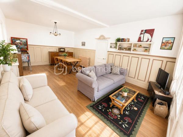 Idéalement située en plein cœur de ville, cette belle maison bénéficie d’un emplacement exceptionnel à seulement 2 minutes à pied de la gare (ligne J, direction Paris Saint-Lazare), des commerces, des écoles, du collège et du lycée. Toutes les commodités sont accessibles à pied.

D’une surface généreuse et parfaitement agencée, elle se compose :

Rez-de-chaussée
● Une vaste entrée avec garde-manger et WC.
● Une seconde entrée pouvant faire office de petit salon ou bureau d’environ 12 m².
● Un lumineux salon-séjour de 30 m².
● Une cuisine indépendante de 16 m².

Premier étage
● Un vaste couloir de distribution.
● Trois belles chambres d’environ 15 m² chacune.
● Une salle d’eau de 6 m²
● Un WC indépendant

Deuxième étage
●  Un agréable couloir desservant l’ensemble des pièces.
● Trois chambres supplémentaires d’environ 15 m² chacune.
● Une salle de bains.
●Un WC indépendant.

Sous-sol total
● Buanderie.
● Cave à vin.
● Chaufferie.
● Pièce de stockage.

Dépendances et annexes
● Une dépendance aménagée en studio de 27m² (loué 400€/moi)
●  Deux ateliers de 23 m² et 15m²
● Garage de 17 m².

La maison est raccordée au tout-à-l’égout et bénéficie d’une toiture entièrement refaite.

Un véritable atout : revenu locatif immédiat
Vous profiterez également d’un logement indépendant de type F1 meublé d’environ 27 m², actuellement loué, générant un revenu annuel de 4 800 €.

Extérieurs
Rare en centre-ville, la propriété dispose d’un magnifique jardin clos de 513 m², sans vis-à-vis, offrant calme, intimité et un cadre de vie privilégié.
Les points forts
✔ Emplacement hyper centre-ville ✔ Gare ligne J à 2 minutes à pied (Paris Saint-Lazare) ✔ 6 chambres réparties sur deux niveaux ✔ Sous-sol total ✔ Deux ateliers et garage ✔ Toiture récente ✔ Logement indépendant avec revenu locatif ✔ Jardin de 513 m² sans vis-à-vis
Une propriété aux multiples possibilités : grande maison familiale, activité de chambres d’hôtes, investissement locatif ou projet de colocation grâce à sa distribution particulièrement fonctionnelle.