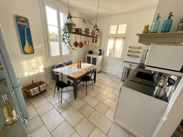 Idéalement située en plein cœur de ville, cette belle maison bénéficie d’un emplacement exceptionnel à seulement 2 minutes à pied de la gare (ligne J, direction Paris Saint-Lazare), des commerces, des écoles, du collège et du lycée. Toutes les commodités sont accessibles à pied.

D’une surface généreuse et parfaitement agencée, elle se compose :

Rez-de-chaussée
● Une vaste entrée avec garde-manger et WC.
● Une seconde entrée pouvant faire office de petit salon ou bureau d’environ 12 m².
● Un lumineux salon-séjour de 30 m².
● Une cuisine indépendante de 16 m².

Premier étage
● Un vaste couloir de distribution.
● Trois belles chambres d’environ 15 m² chacune.
● Une salle d’eau de 6 m²
● Un WC indépendant

Deuxième étage
●  Un agréable couloir desservant l’ensemble des pièces.
● Trois chambres supplémentaires d’environ 15 m² chacune.
● Une salle de bains.
●Un WC indépendant.

Sous-sol total
● Buanderie.
● Cave à vin.
● Chaufferie.
● Pièce de stockage.

Dépendances et annexes
● Une dépendance aménagée en studio de 27m² (loué 400€/moi)
●  Deux ateliers de 23 m² et 15m²
● Garage de 17 m².

La maison est raccordée au tout-à-l’égout et bénéficie d’une toiture entièrement refaite.

Un véritable atout : revenu locatif immédiat
Vous profiterez également d’un logement indépendant de type F1 meublé d’environ 27 m², actuellement loué, générant un revenu annuel de 4 800 €.

Extérieurs
Rare en centre-ville, la propriété dispose d’un magnifique jardin clos de 513 m², sans vis-à-vis, offrant calme, intimité et un cadre de vie privilégié.
Les points forts
✔ Emplacement hyper centre-ville ✔ Gare ligne J à 2 minutes à pied (Paris Saint-Lazare) ✔ 6 chambres réparties sur deux niveaux ✔ Sous-sol total ✔ Deux ateliers et garage ✔ Toiture récente ✔ Logement indépendant avec revenu locatif ✔ Jardin de 513 m² sans vis-à-vis
Une propriété aux multiples possibilités : grande maison familiale, activité de chambres d’hôtes, investissement locatif ou projet de colocation grâce à sa distribution particulièrement fonctionnelle.