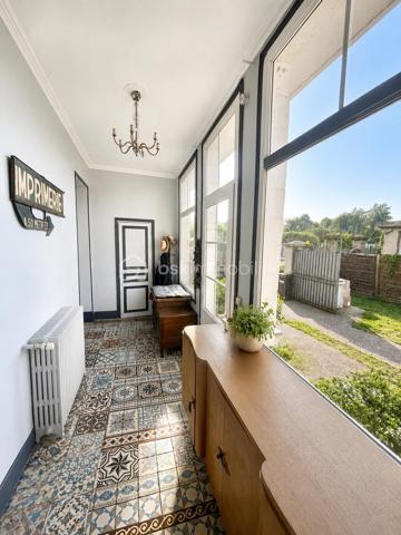 Idéalement située en plein cœur de ville, cette belle maison bénéficie d’un emplacement exceptionnel à seulement 2 minutes à pied de la gare (ligne J, direction Paris Saint-Lazare), des commerces, des écoles, du collège et du lycée. Toutes les commodités sont accessibles à pied.

D’une surface généreuse et parfaitement agencée, elle se compose :

Rez-de-chaussée
● Une vaste entrée avec garde-manger et WC.
● Une seconde entrée pouvant faire office de petit salon ou bureau d’environ 12 m².
● Un lumineux salon-séjour de 30 m².
● Une cuisine indépendante de 16 m².

Premier étage
● Un vaste couloir de distribution.
● Trois belles chambres d’environ 15 m² chacune.
● Une salle d’eau de 6 m²
● Un WC indépendant

Deuxième étage
●  Un agréable couloir desservant l’ensemble des pièces.
● Trois chambres supplémentaires d’environ 15 m² chacune.
● Une salle de bains.
●Un WC indépendant.

Sous-sol total
● Buanderie.
● Cave à vin.
● Chaufferie.
● Pièce de stockage.

Dépendances et annexes
● Une dépendance aménagée en studio de 27m² (loué 400€/moi)
●  Deux ateliers de 23 m² et 15m²
● Garage de 17 m².

La maison est raccordée au tout-à-l’égout et bénéficie d’une toiture entièrement refaite.

Un véritable atout : revenu locatif immédiat
Vous profiterez également d’un logement indépendant de type F1 meublé d’environ 27 m², actuellement loué, générant un revenu annuel de 4 800 €.

Extérieurs
Rare en centre-ville, la propriété dispose d’un magnifique jardin clos de 513 m², sans vis-à-vis, offrant calme, intimité et un cadre de vie privilégié.
Les points forts
✔ Emplacement hyper centre-ville ✔ Gare ligne J à 2 minutes à pied (Paris Saint-Lazare) ✔ 6 chambres réparties sur deux niveaux ✔ Sous-sol total ✔ Deux ateliers et garage ✔ Toiture récente ✔ Logement indépendant avec revenu locatif ✔ Jardin de 513 m² sans vis-à-vis
Une propriété aux multiples possibilités : grande maison familiale, activité de chambres d’hôtes, investissement locatif ou projet de colocation grâce à sa distribution particulièrement fonctionnelle.