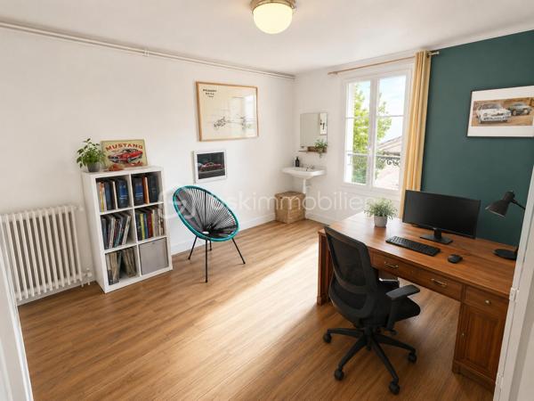 Idéalement située en plein cœur de ville, cette belle maison bénéficie d’un emplacement exceptionnel à seulement 2 minutes à pied de la gare (ligne J, direction Paris Saint-Lazare), des commerces, des écoles, du collège et du lycée. Toutes les commodités sont accessibles à pied.

D’une surface généreuse et parfaitement agencée, elle se compose :

Rez-de-chaussée
● Une vaste entrée avec garde-manger et WC.
● Une seconde entrée pouvant faire office de petit salon ou bureau d’environ 12 m².
● Un lumineux salon-séjour de 30 m².
● Une cuisine indépendante de 16 m².

Premier étage
● Un vaste couloir de distribution.
● Trois belles chambres d’environ 15 m² chacune.
● Une salle d’eau de 6 m²
● Un WC indépendant

Deuxième étage
●  Un agréable couloir desservant l’ensemble des pièces.
● Trois chambres supplémentaires d’environ 15 m² chacune.
● Une salle de bains.
●Un WC indépendant.

Sous-sol total
● Buanderie.
● Cave à vin.
● Chaufferie.
● Pièce de stockage.

Dépendances et annexes
● Une dépendance aménagée en studio de 27m² (loué 400€/moi)
●  Deux ateliers de 23 m² et 15m²
● Garage de 17 m².

La maison est raccordée au tout-à-l’égout et bénéficie d’une toiture entièrement refaite.

Un véritable atout : revenu locatif immédiat
Vous profiterez également d’un logement indépendant de type F1 meublé d’environ 27 m², actuellement loué, générant un revenu annuel de 4 800 €.

Extérieurs
Rare en centre-ville, la propriété dispose d’un magnifique jardin clos de 513 m², sans vis-à-vis, offrant calme, intimité et un cadre de vie privilégié.
Les points forts
✔ Emplacement hyper centre-ville ✔ Gare ligne J à 2 minutes à pied (Paris Saint-Lazare) ✔ 6 chambres réparties sur deux niveaux ✔ Sous-sol total ✔ Deux ateliers et garage ✔ Toiture récente ✔ Logement indépendant avec revenu locatif ✔ Jardin de 513 m² sans vis-à-vis
Une propriété aux multiples possibilités : grande maison familiale, activité de chambres d’hôtes, investissement locatif ou projet de colocation grâce à sa distribution particulièrement fonctionnelle.