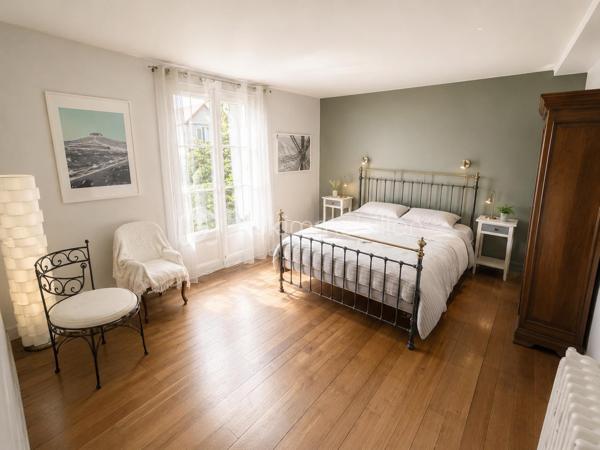 Idéalement située en plein cœur de ville, cette belle maison bénéficie d’un emplacement exceptionnel à seulement 2 minutes à pied de la gare (ligne J, direction Paris Saint-Lazare), des commerces, des écoles, du collège et du lycée. Toutes les commodités sont accessibles à pied.

D’une surface généreuse et parfaitement agencée, elle se compose :

Rez-de-chaussée
● Une vaste entrée avec garde-manger et WC.
● Une seconde entrée pouvant faire office de petit salon ou bureau d’environ 12 m².
● Un lumineux salon-séjour de 30 m².
● Une cuisine indépendante de 16 m².

Premier étage
● Un vaste couloir de distribution.
● Trois belles chambres d’environ 15 m² chacune.
● Une salle d’eau de 6 m²
● Un WC indépendant

Deuxième étage
●  Un agréable couloir desservant l’ensemble des pièces.
● Trois chambres supplémentaires d’environ 15 m² chacune.
● Une salle de bains.
●Un WC indépendant.

Sous-sol total
● Buanderie.
● Cave à vin.
● Chaufferie.
● Pièce de stockage.

Dépendances et annexes
● Une dépendance aménagée en studio de 27m² (loué 400€/moi)
●  Deux ateliers de 23 m² et 15m²
● Garage de 17 m².

La maison est raccordée au tout-à-l’égout et bénéficie d’une toiture entièrement refaite.

Un véritable atout : revenu locatif immédiat
Vous profiterez également d’un logement indépendant de type F1 meublé d’environ 27 m², actuellement loué, générant un revenu annuel de 4 800 €.

Extérieurs
Rare en centre-ville, la propriété dispose d’un magnifique jardin clos de 513 m², sans vis-à-vis, offrant calme, intimité et un cadre de vie privilégié.
Les points forts
✔ Emplacement hyper centre-ville ✔ Gare ligne J à 2 minutes à pied (Paris Saint-Lazare) ✔ 6 chambres réparties sur deux niveaux ✔ Sous-sol total ✔ Deux ateliers et garage ✔ Toiture récente ✔ Logement indépendant avec revenu locatif ✔ Jardin de 513 m² sans vis-à-vis
Une propriété aux multiples possibilités : grande maison familiale, activité de chambres d’hôtes, investissement locatif ou projet de colocation grâce à sa distribution particulièrement fonctionnelle.