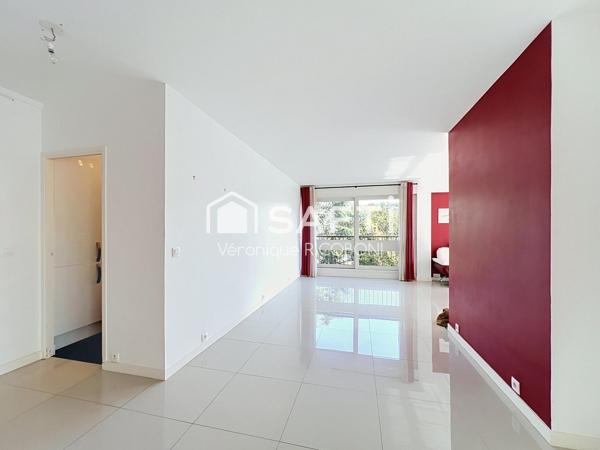 Très bel appartement dans environnement calme et privilégié avec piscine et terrains de tennis