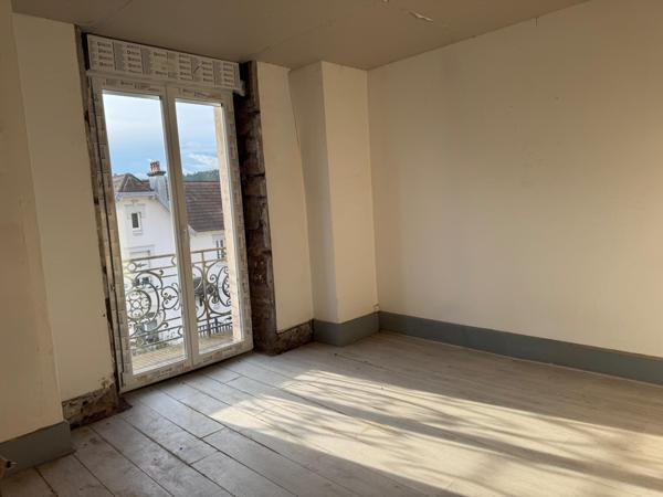 Appartement à rénover avec balcon- Quartier prisé