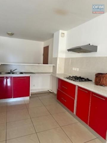 A vendre bel appartement de type F3 très spacieux , lumineux sur la résidence LA GOELETTE à Sainte Clotilde.