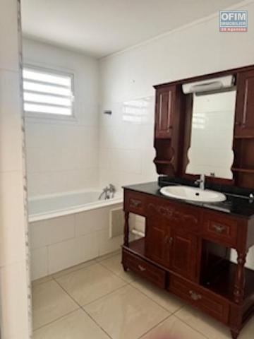 A vendre bel appartement de type F3 très spacieux , lumineux sur la résidence LA GOELETTE à Sainte Clotilde.