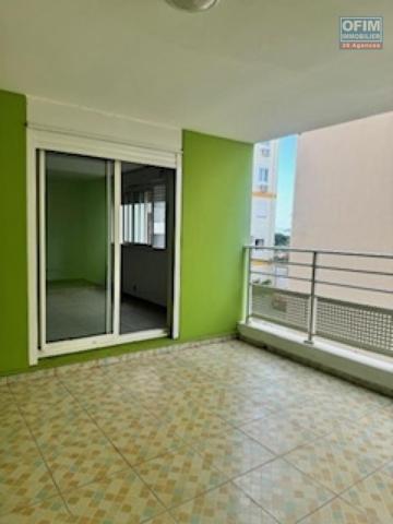 A vendre bel appartement de type F3 très spacieux , lumineux sur la résidence LA GOELETTE à Sainte Clotilde.