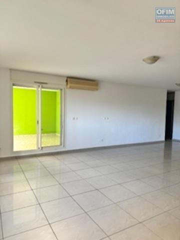 A vendre bel appartement de type F3 très spacieux , lumineux sur la résidence LA GOELETTE à Sainte Clotilde.