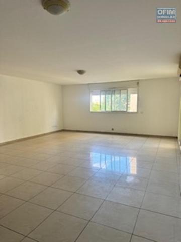 A vendre bel appartement de type F3 très spacieux , lumineux sur la résidence LA GOELETTE à Sainte Clotilde.