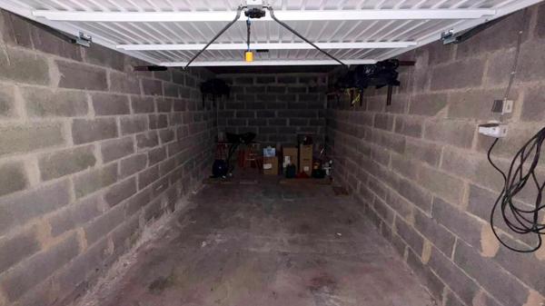 Box fermé 15 m² en plein centre-ville de Gardanne - Emplacement recherché - résidence fermée