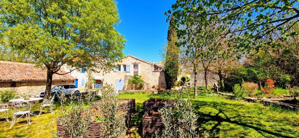 Maison en Pierre et dépendance