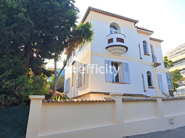 Maison
         12 pièces
        - 200 m² 1 300 000 € *