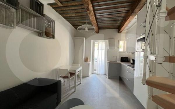 Maison à louer    2 pièces •  Marseille 8