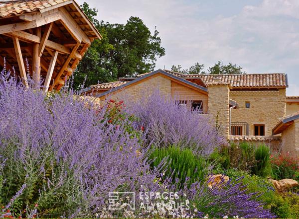 Domaine Bucolique de 8 ha – Mas et gîtes avec bassin naturel