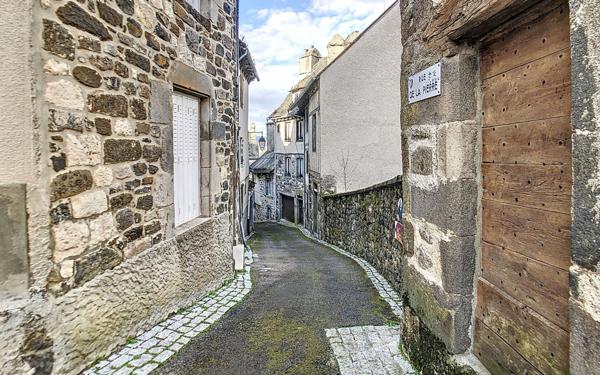 Maison à vendre    3 pièces •  Mur-de-Barrez