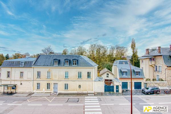 Versailles Montreuil St-Symphorien 4 pièces 100 m² situé au 3ème étage avec ascenseur, balcon et parking €599 000 ** - Référence 26208