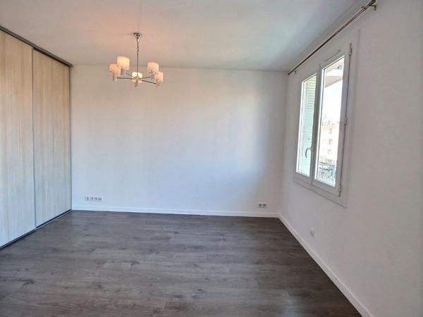 Bel appartement de type 4 avec balcon et cave proche commodites