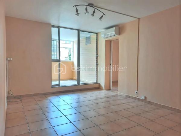 Situé dans le quartier de l’Assainissement, au 1er étage d’une résidence de dix étages sécurisée et équipée de la fibre.

D’une superficie de 58 m² Carrez et 73 m² au sol, il se compose d’un séjour s’ouvrant  sur une loggia par une baie vitrée, d’une cuisine aménagée et équipée bénéficiant également d’un accès à cet espace extérieur par une porte-fenêtre, de deux chambres dont une climatisée, d’une salle d’eau rénovée avec douche à l’italienne et WC, ainsi que d’une petite buanderie à l’entrée.

La loggia, entièrement fermée et sécurisée, agrandit agréablement l’espace de vie.

L’appartement est en bon état général, propre et bien entretenu. La résidence dispose également d’un parking avec des emplacements de stationnement.

Un appartement fonctionnel, qui pourra convenir aussi bien à un premier achat, à une petite famille ou à un investisseur.
Sa situation centrale permet de rejoindre facilement les commerces, écoles et services de Pointe-à-Pitre ainsi que les principaux axes routiers.

Si vous pensez que ce bien peut correspondre à votre projet, n’hésitez pas à me contacter pour en échanger.