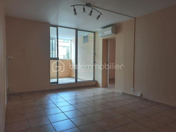 Situé dans le quartier de l’Assainissement, au 1er étage d’une résidence de dix étages sécurisée et équipée de la fibre.

D’une superficie de 58 m² Carrez et 73 m² au sol, il se compose d’un séjour s’ouvrant  sur une loggia par une baie vitrée, d’une cuisine aménagée et équipée bénéficiant également d’un accès à cet espace extérieur par une porte-fenêtre, de deux chambres dont une climatisée, d’une salle d’eau rénovée avec douche à l’italienne et WC, ainsi que d’une petite buanderie à l’entrée.

La loggia, entièrement fermée et sécurisée, agrandit agréablement l’espace de vie.

L’appartement est en bon état général, propre et bien entretenu. La résidence dispose également d’un parking avec des emplacements de stationnement.

Un appartement fonctionnel, qui pourra convenir aussi bien à un premier achat, à une petite famille ou à un investisseur.
Sa situation centrale permet de rejoindre facilement les commerces, écoles et services de Pointe-à-Pitre ainsi que les principaux axes routiers.

Si vous pensez que ce bien peut correspondre à votre projet, n’hésitez pas à me contacter pour en échanger.