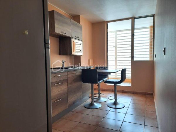 Situé dans le quartier de l’Assainissement, au 1er étage d’une résidence de dix étages sécurisée et équipée de la fibre.

D’une superficie de 58 m² Carrez et 73 m² au sol, il se compose d’un séjour s’ouvrant  sur une loggia par une baie vitrée, d’une cuisine aménagée et équipée bénéficiant également d’un accès à cet espace extérieur par une porte-fenêtre, de deux chambres dont une climatisée, d’une salle d’eau rénovée avec douche à l’italienne et WC, ainsi que d’une petite buanderie à l’entrée.

La loggia, entièrement fermée et sécurisée, agrandit agréablement l’espace de vie.

L’appartement est en bon état général, propre et bien entretenu. La résidence dispose également d’un parking avec des emplacements de stationnement.

Un appartement fonctionnel, qui pourra convenir aussi bien à un premier achat, à une petite famille ou à un investisseur.
Sa situation centrale permet de rejoindre facilement les commerces, écoles et services de Pointe-à-Pitre ainsi que les principaux axes routiers.

Si vous pensez que ce bien peut correspondre à votre projet, n’hésitez pas à me contacter pour en échanger.