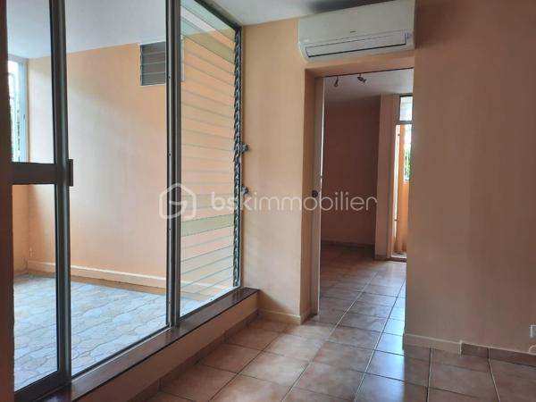 Situé dans le quartier de l’Assainissement, au 1er étage d’une résidence de dix étages sécurisée et équipée de la fibre.

D’une superficie de 58 m² Carrez et 73 m² au sol, il se compose d’un séjour s’ouvrant  sur une loggia par une baie vitrée, d’une cuisine aménagée et équipée bénéficiant également d’un accès à cet espace extérieur par une porte-fenêtre, de deux chambres dont une climatisée, d’une salle d’eau rénovée avec douche à l’italienne et WC, ainsi que d’une petite buanderie à l’entrée.

La loggia, entièrement fermée et sécurisée, agrandit agréablement l’espace de vie.

L’appartement est en bon état général, propre et bien entretenu. La résidence dispose également d’un parking avec des emplacements de stationnement.

Un appartement fonctionnel, qui pourra convenir aussi bien à un premier achat, à une petite famille ou à un investisseur.
Sa situation centrale permet de rejoindre facilement les commerces, écoles et services de Pointe-à-Pitre ainsi que les principaux axes routiers.

Si vous pensez que ce bien peut correspondre à votre projet, n’hésitez pas à me contacter pour en échanger.