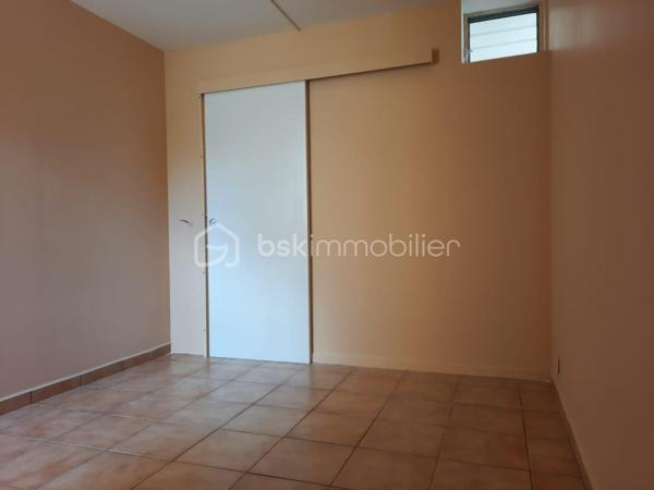 Situé dans le quartier de l’Assainissement, au 1er étage d’une résidence de dix étages sécurisée et équipée de la fibre.

D’une superficie de 58 m² Carrez et 73 m² au sol, il se compose d’un séjour s’ouvrant  sur une loggia par une baie vitrée, d’une cuisine aménagée et équipée bénéficiant également d’un accès à cet espace extérieur par une porte-fenêtre, de deux chambres dont une climatisée, d’une salle d’eau rénovée avec douche à l’italienne et WC, ainsi que d’une petite buanderie à l’entrée.

La loggia, entièrement fermée et sécurisée, agrandit agréablement l’espace de vie.

L’appartement est en bon état général, propre et bien entretenu. La résidence dispose également d’un parking avec des emplacements de stationnement.

Un appartement fonctionnel, qui pourra convenir aussi bien à un premier achat, à une petite famille ou à un investisseur.
Sa situation centrale permet de rejoindre facilement les commerces, écoles et services de Pointe-à-Pitre ainsi que les principaux axes routiers.

Si vous pensez que ce bien peut correspondre à votre projet, n’hésitez pas à me contacter pour en échanger.