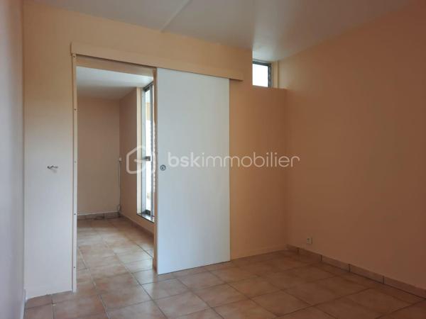 Situé dans le quartier de l’Assainissement, au 1er étage d’une résidence de dix étages sécurisée et équipée de la fibre.

D’une superficie de 58 m² Carrez et 73 m² au sol, il se compose d’un séjour s’ouvrant  sur une loggia par une baie vitrée, d’une cuisine aménagée et équipée bénéficiant également d’un accès à cet espace extérieur par une porte-fenêtre, de deux chambres dont une climatisée, d’une salle d’eau rénovée avec douche à l’italienne et WC, ainsi que d’une petite buanderie à l’entrée.

La loggia, entièrement fermée et sécurisée, agrandit agréablement l’espace de vie.

L’appartement est en bon état général, propre et bien entretenu. La résidence dispose également d’un parking avec des emplacements de stationnement.

Un appartement fonctionnel, qui pourra convenir aussi bien à un premier achat, à une petite famille ou à un investisseur.
Sa situation centrale permet de rejoindre facilement les commerces, écoles et services de Pointe-à-Pitre ainsi que les principaux axes routiers.

Si vous pensez que ce bien peut correspondre à votre projet, n’hésitez pas à me contacter pour en échanger.
