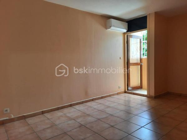 Situé dans le quartier de l’Assainissement, au 1er étage d’une résidence de dix étages sécurisée et équipée de la fibre.

D’une superficie de 58 m² Carrez et 73 m² au sol, il se compose d’un séjour s’ouvrant  sur une loggia par une baie vitrée, d’une cuisine aménagée et équipée bénéficiant également d’un accès à cet espace extérieur par une porte-fenêtre, de deux chambres dont une climatisée, d’une salle d’eau rénovée avec douche à l’italienne et WC, ainsi que d’une petite buanderie à l’entrée.

La loggia, entièrement fermée et sécurisée, agrandit agréablement l’espace de vie.

L’appartement est en bon état général, propre et bien entretenu. La résidence dispose également d’un parking avec des emplacements de stationnement.

Un appartement fonctionnel, qui pourra convenir aussi bien à un premier achat, à une petite famille ou à un investisseur.
Sa situation centrale permet de rejoindre facilement les commerces, écoles et services de Pointe-à-Pitre ainsi que les principaux axes routiers.

Si vous pensez que ce bien peut correspondre à votre projet, n’hésitez pas à me contacter pour en échanger.