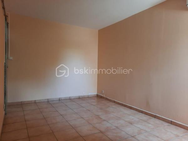 Situé dans le quartier de l’Assainissement, au 1er étage d’une résidence de dix étages sécurisée et équipée de la fibre.

D’une superficie de 58 m² Carrez et 73 m² au sol, il se compose d’un séjour s’ouvrant  sur une loggia par une baie vitrée, d’une cuisine aménagée et équipée bénéficiant également d’un accès à cet espace extérieur par une porte-fenêtre, de deux chambres dont une climatisée, d’une salle d’eau rénovée avec douche à l’italienne et WC, ainsi que d’une petite buanderie à l’entrée.

La loggia, entièrement fermée et sécurisée, agrandit agréablement l’espace de vie.

L’appartement est en bon état général, propre et bien entretenu. La résidence dispose également d’un parking avec des emplacements de stationnement.

Un appartement fonctionnel, qui pourra convenir aussi bien à un premier achat, à une petite famille ou à un investisseur.
Sa situation centrale permet de rejoindre facilement les commerces, écoles et services de Pointe-à-Pitre ainsi que les principaux axes routiers.

Si vous pensez que ce bien peut correspondre à votre projet, n’hésitez pas à me contacter pour en échanger.