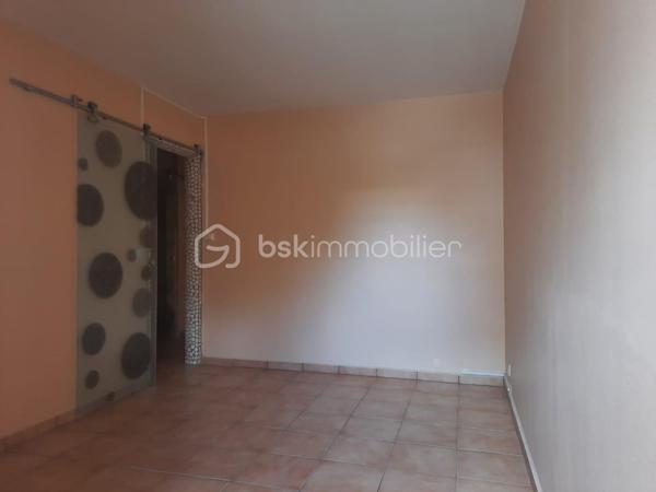Situé dans le quartier de l’Assainissement, au 1er étage d’une résidence de dix étages sécurisée et équipée de la fibre.

D’une superficie de 58 m² Carrez et 73 m² au sol, il se compose d’un séjour s’ouvrant  sur une loggia par une baie vitrée, d’une cuisine aménagée et équipée bénéficiant également d’un accès à cet espace extérieur par une porte-fenêtre, de deux chambres dont une climatisée, d’une salle d’eau rénovée avec douche à l’italienne et WC, ainsi que d’une petite buanderie à l’entrée.

La loggia, entièrement fermée et sécurisée, agrandit agréablement l’espace de vie.

L’appartement est en bon état général, propre et bien entretenu. La résidence dispose également d’un parking avec des emplacements de stationnement.

Un appartement fonctionnel, qui pourra convenir aussi bien à un premier achat, à une petite famille ou à un investisseur.
Sa situation centrale permet de rejoindre facilement les commerces, écoles et services de Pointe-à-Pitre ainsi que les principaux axes routiers.

Si vous pensez que ce bien peut correspondre à votre projet, n’hésitez pas à me contacter pour en échanger.