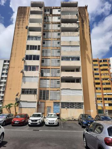 Situé dans le quartier de l’Assainissement, au 1er étage d’une résidence de dix étages sécurisée et équipée de la fibre.

D’une superficie de 58 m² Carrez et 73 m² au sol, il se compose d’un séjour s’ouvrant  sur une loggia par une baie vitrée, d’une cuisine aménagée et équipée bénéficiant également d’un accès à cet espace extérieur par une porte-fenêtre, de deux chambres dont une climatisée, d’une salle d’eau rénovée avec douche à l’italienne et WC, ainsi que d’une petite buanderie à l’entrée.

La loggia, entièrement fermée et sécurisée, agrandit agréablement l’espace de vie.

L’appartement est en bon état général, propre et bien entretenu. La résidence dispose également d’un parking avec des emplacements de stationnement.

Un appartement fonctionnel, qui pourra convenir aussi bien à un premier achat, à une petite famille ou à un investisseur.
Sa situation centrale permet de rejoindre facilement les commerces, écoles et services de Pointe-à-Pitre ainsi que les principaux axes routiers.

Si vous pensez que ce bien peut correspondre à votre projet, n’hésitez pas à me contacter pour en échanger.