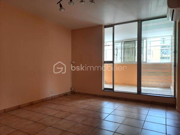 Situé dans le quartier de l’Assainissement, au 1er étage d’une résidence de dix étages sécurisée et équipée de la fibre.

D’une superficie de 58 m² Carrez et 73 m² au sol, il se compose d’un séjour s’ouvrant  sur une loggia par une baie vitrée, d’une cuisine aménagée et équipée bénéficiant également d’un accès à cet espace extérieur par une porte-fenêtre, de deux chambres dont une climatisée, d’une salle d’eau rénovée avec douche à l’italienne et WC, ainsi que d’une petite buanderie à l’entrée.

La loggia, entièrement fermée et sécurisée, agrandit agréablement l’espace de vie.

L’appartement est en bon état général, propre et bien entretenu. La résidence dispose également d’un parking avec des emplacements de stationnement.

Un appartement fonctionnel, qui pourra convenir aussi bien à un premier achat, à une petite famille ou à un investisseur.
Sa situation centrale permet de rejoindre facilement les commerces, écoles et services de Pointe-à-Pitre ainsi que les principaux axes routiers.

Si vous pensez que ce bien peut correspondre à votre projet, n’hésitez pas à me contacter pour en échanger.