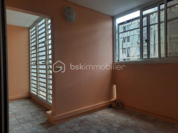 Situé dans le quartier de l’Assainissement, au 1er étage d’une résidence de dix étages sécurisée et équipée de la fibre.

D’une superficie de 58 m² Carrez et 73 m² au sol, il se compose d’un séjour s’ouvrant  sur une loggia par une baie vitrée, d’une cuisine aménagée et équipée bénéficiant également d’un accès à cet espace extérieur par une porte-fenêtre, de deux chambres dont une climatisée, d’une salle d’eau rénovée avec douche à l’italienne et WC, ainsi que d’une petite buanderie à l’entrée.

La loggia, entièrement fermée et sécurisée, agrandit agréablement l’espace de vie.

L’appartement est en bon état général, propre et bien entretenu. La résidence dispose également d’un parking avec des emplacements de stationnement.

Un appartement fonctionnel, qui pourra convenir aussi bien à un premier achat, à une petite famille ou à un investisseur.
Sa situation centrale permet de rejoindre facilement les commerces, écoles et services de Pointe-à-Pitre ainsi que les principaux axes routiers.

Si vous pensez que ce bien peut correspondre à votre projet, n’hésitez pas à me contacter pour en échanger.