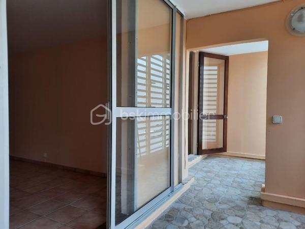 Situé dans le quartier de l’Assainissement, au 1er étage d’une résidence de dix étages sécurisée et équipée de la fibre.

D’une superficie de 58 m² Carrez et 73 m² au sol, il se compose d’un séjour s’ouvrant  sur une loggia par une baie vitrée, d’une cuisine aménagée et équipée bénéficiant également d’un accès à cet espace extérieur par une porte-fenêtre, de deux chambres dont une climatisée, d’une salle d’eau rénovée avec douche à l’italienne et WC, ainsi que d’une petite buanderie à l’entrée.

La loggia, entièrement fermée et sécurisée, agrandit agréablement l’espace de vie.

L’appartement est en bon état général, propre et bien entretenu. La résidence dispose également d’un parking avec des emplacements de stationnement.

Un appartement fonctionnel, qui pourra convenir aussi bien à un premier achat, à une petite famille ou à un investisseur.
Sa situation centrale permet de rejoindre facilement les commerces, écoles et services de Pointe-à-Pitre ainsi que les principaux axes routiers.

Si vous pensez que ce bien peut correspondre à votre projet, n’hésitez pas à me contacter pour en échanger.