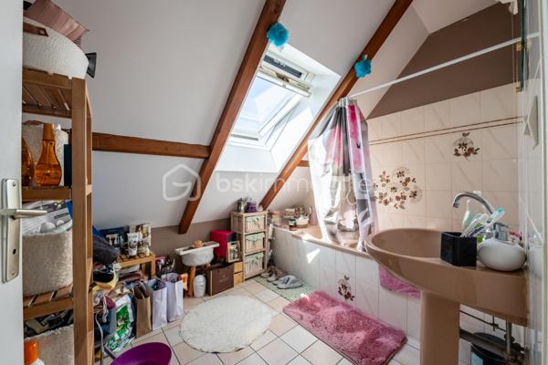 Je vous invite à découvrir ce duplex baigné de lumière situé au deuxième étage sur deux d’une petite copropriété bien entretenue. Situé sur la commune de Saint-Valérien (89150), vous bénéficiez de toutes les commodités accessibles à pieds depuis l’appartement. Entrée aux parties communes par une porte sécurisée avec interphone. 

Le bien est composé d’une vraie entrée avec rangements, une vaste pièce salon / salle à manger avec plafond cathédrale, le tout mesurant 33m2. La cuisine séparée (pouvant s’ouvrir sur la pièce de vie) et toute équipée de 10m2 saura vous ravir. Dans la continuité, l’espace nuit est desservi par un couloir avec d’autres rangements qui mène à deux belles chambres de 12m2 et 14m2. Une salle de bains et un wc séparé clos le rez-de-chaussée. 

À l’étage : une très belle mezzanine est présente. Elle dessert les deux autres chambres, une salle de bains et un second wc séparé. 

De plus, vous bénéficiez d’une place privative au sous-sol sécurisé ainsi qu’une cave. 

Les autres + : 
- Très bon DPE 
- Pas d’amiante décelée 
- Lumière naturelle 
- Fibre optique 

Logement peut être vendu meublé. 

Au delà des mots, le coup de coeur ne se raconte pas, il se vit !