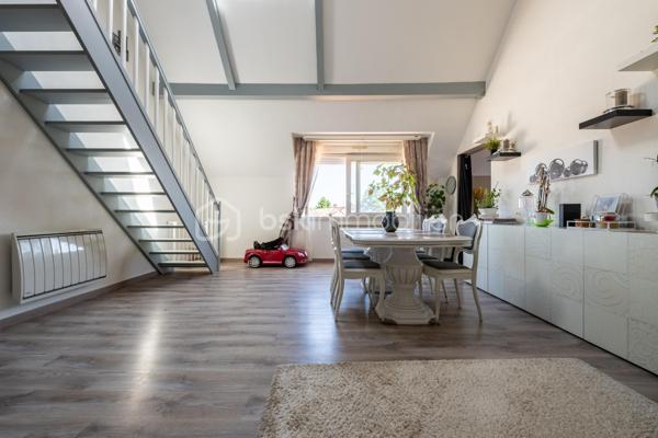 Je vous invite à découvrir ce duplex baigné de lumière situé au deuxième étage sur deux d’une petite copropriété bien entretenue. Situé sur la commune de Saint-Valérien (89150), vous bénéficiez de toutes les commodités accessibles à pieds depuis l’appartement. Entrée aux parties communes par une porte sécurisée avec interphone. 

Le bien est composé d’une vraie entrée avec rangements, une vaste pièce salon / salle à manger avec plafond cathédrale, le tout mesurant 33m2. La cuisine séparée (pouvant s’ouvrir sur la pièce de vie) et toute équipée de 10m2 saura vous ravir. Dans la continuité, l’espace nuit est desservi par un couloir avec d’autres rangements qui mène à deux belles chambres de 12m2 et 14m2. Une salle de bains et un wc séparé clos le rez-de-chaussée. 

À l’étage : une très belle mezzanine est présente. Elle dessert les deux autres chambres, une salle de bains et un second wc séparé. 

De plus, vous bénéficiez d’une place privative au sous-sol sécurisé ainsi qu’une cave. 

Les autres + : 
- Très bon DPE 
- Pas d’amiante décelée 
- Lumière naturelle 
- Fibre optique 

Logement peut être vendu meublé. 

Au delà des mots, le coup de coeur ne se raconte pas, il se vit !