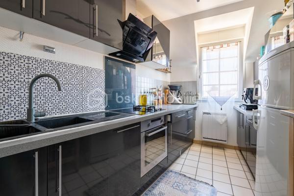 Je vous invite à découvrir ce duplex baigné de lumière situé au deuxième étage sur deux d’une petite copropriété bien entretenue. Situé sur la commune de Saint-Valérien (89150), vous bénéficiez de toutes les commodités accessibles à pieds depuis l’appartement. Entrée aux parties communes par une porte sécurisée avec interphone. 

Le bien est composé d’une vraie entrée avec rangements, une vaste pièce salon / salle à manger avec plafond cathédrale, le tout mesurant 33m2. La cuisine séparée (pouvant s’ouvrir sur la pièce de vie) et toute équipée de 10m2 saura vous ravir. Dans la continuité, l’espace nuit est desservi par un couloir avec d’autres rangements qui mène à deux belles chambres de 12m2 et 14m2. Une salle de bains et un wc séparé clos le rez-de-chaussée. 

À l’étage : une très belle mezzanine est présente. Elle dessert les deux autres chambres, une salle de bains et un second wc séparé. 

De plus, vous bénéficiez d’une place privative au sous-sol sécurisé ainsi qu’une cave. 

Les autres + : 
- Très bon DPE 
- Pas d’amiante décelée 
- Lumière naturelle 
- Fibre optique 

Logement peut être vendu meublé. 

Au delà des mots, le coup de coeur ne se raconte pas, il se vit !