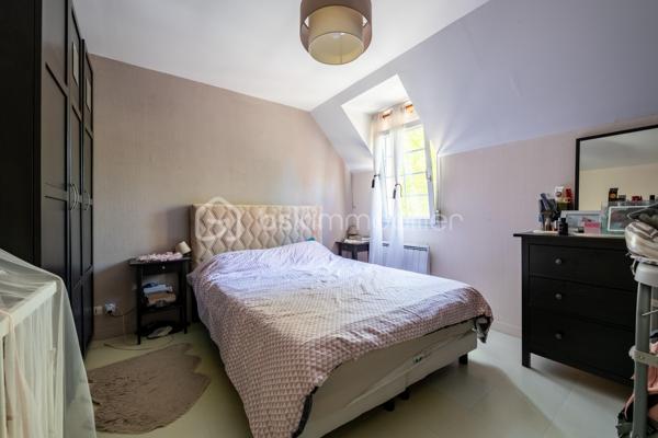 Je vous invite à découvrir ce duplex baigné de lumière situé au deuxième étage sur deux d’une petite copropriété bien entretenue. Situé sur la commune de Saint-Valérien (89150), vous bénéficiez de toutes les commodités accessibles à pieds depuis l’appartement. Entrée aux parties communes par une porte sécurisée avec interphone. 

Le bien est composé d’une vraie entrée avec rangements, une vaste pièce salon / salle à manger avec plafond cathédrale, le tout mesurant 33m2. La cuisine séparée (pouvant s’ouvrir sur la pièce de vie) et toute équipée de 10m2 saura vous ravir. Dans la continuité, l’espace nuit est desservi par un couloir avec d’autres rangements qui mène à deux belles chambres de 12m2 et 14m2. Une salle de bains et un wc séparé clos le rez-de-chaussée. 

À l’étage : une très belle mezzanine est présente. Elle dessert les deux autres chambres, une salle de bains et un second wc séparé. 

De plus, vous bénéficiez d’une place privative au sous-sol sécurisé ainsi qu’une cave. 

Les autres + : 
- Très bon DPE 
- Pas d’amiante décelée 
- Lumière naturelle 
- Fibre optique 

Logement peut être vendu meublé. 

Au delà des mots, le coup de coeur ne se raconte pas, il se vit !